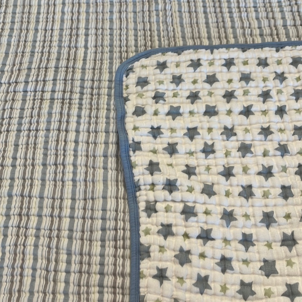 Excellent condition dream baby blanket